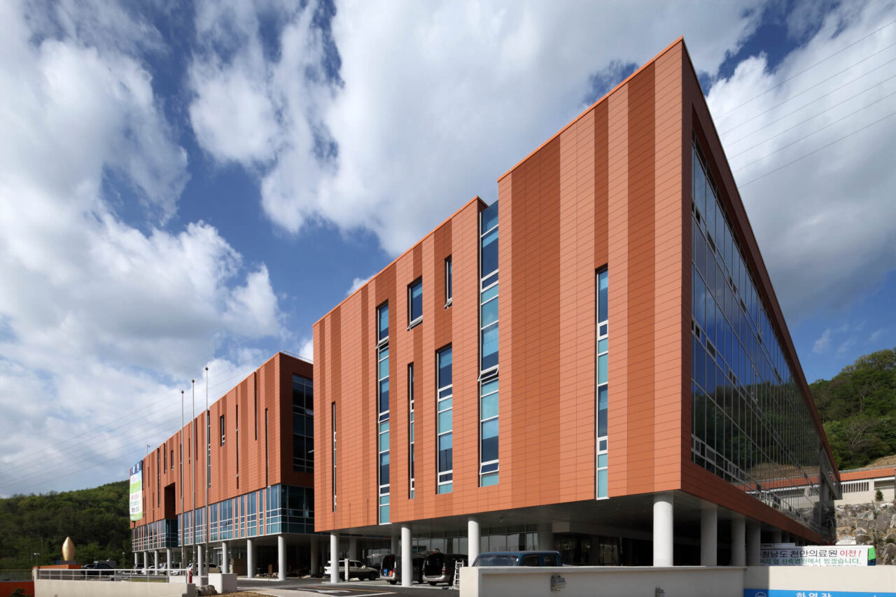 Tonality Referenz: Südansicht des Chunan Krankenhauses mit Keramikfassade