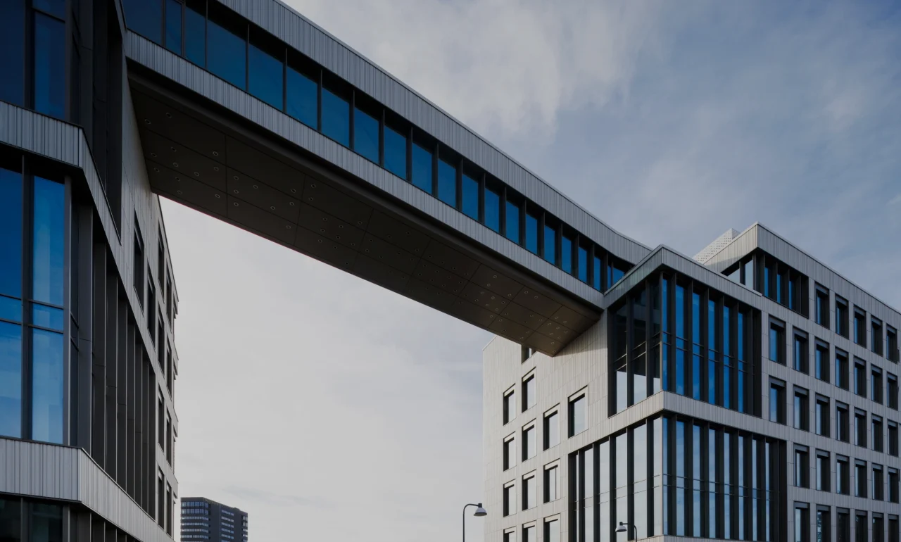 Marmormolen Bürogebäude mit Tonality Keramikfassade und Bürobrücke, die die moderne Architektur und die stilvolle Gestaltung der Fassadenplatten betont.