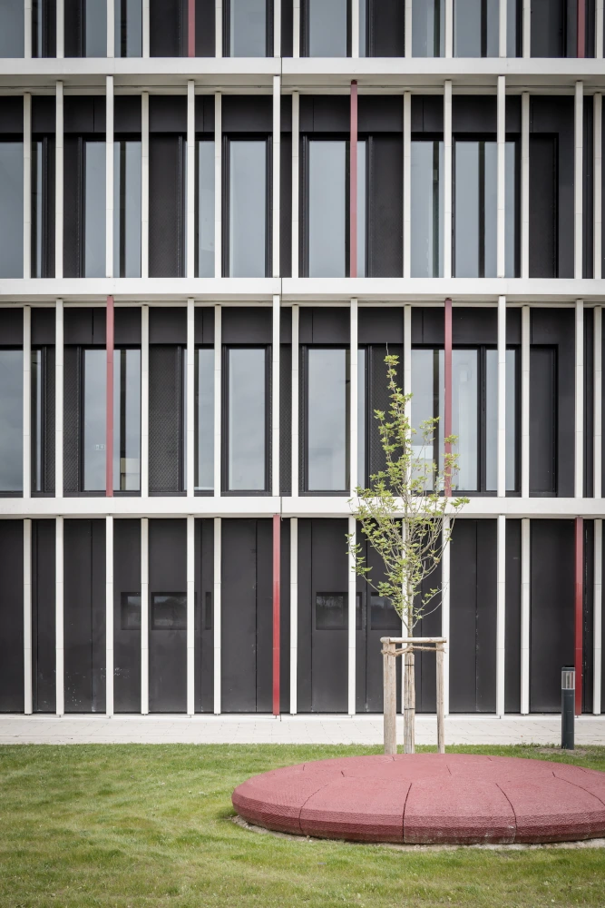 Seitenansicht der Universität Augsburg mit keramischen Tonality Fassadenplatten im Squares-Design, die moderne Architektur und nachhaltige Bauweise hervorheben.