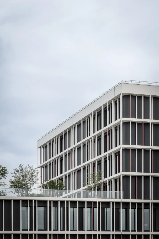 Dachterrasse der Universität Augsburg mit keramischen Tonality Fassadenplatten im Squares-Design, die moderne Architektur und nachhaltige Bauweise hervorheben.